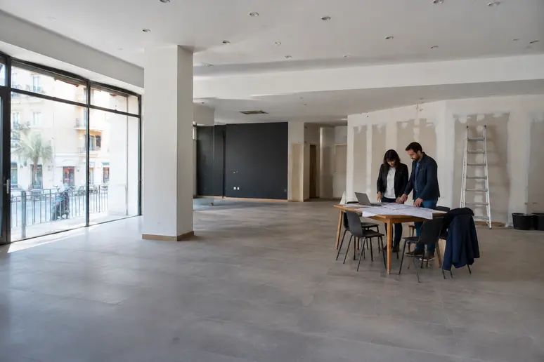 Aménagement intérieur d'un local commercial vide prêt pour l'agencement de boutique à Nice