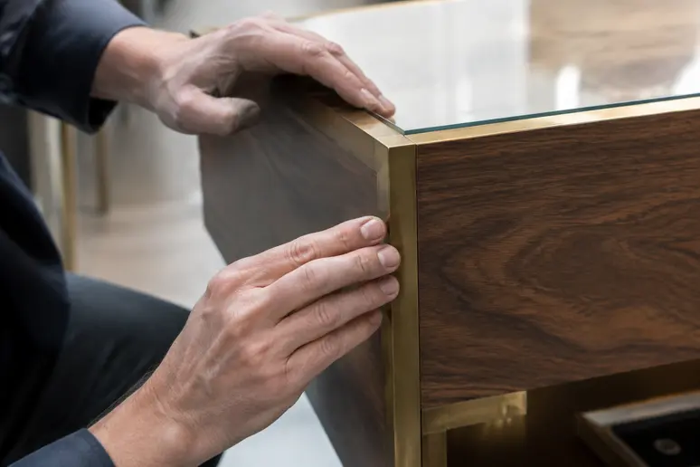 Détail des finitions et des assemblages sur du mobilier haut de gamme pour boutique
