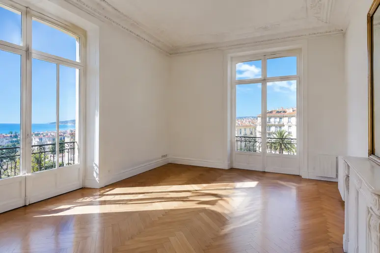 Mesure de la hauteur sous plafond d'un appartement niçois avant de planifier l'agencement intérieur.