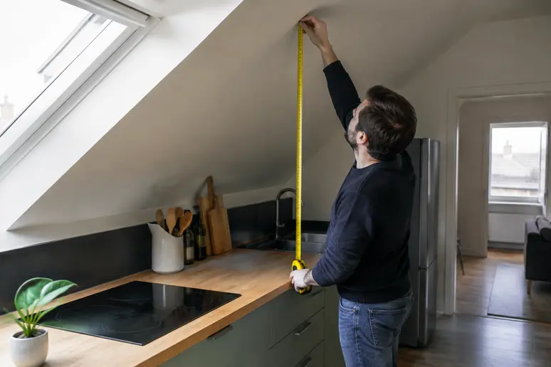 Mesure de la hauteur sous pente pour l'aménagement d'une cuisine sous combles