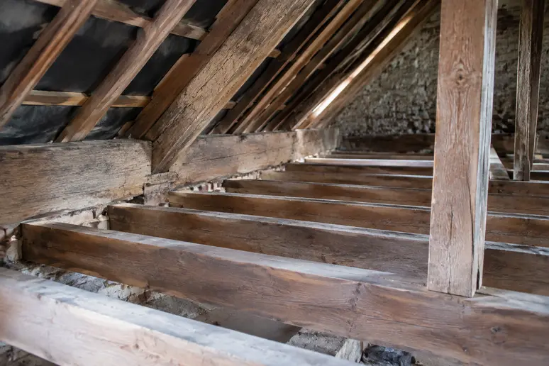 Contrôle technique de la structure en bois d'une cuisine sous pente avant travaux