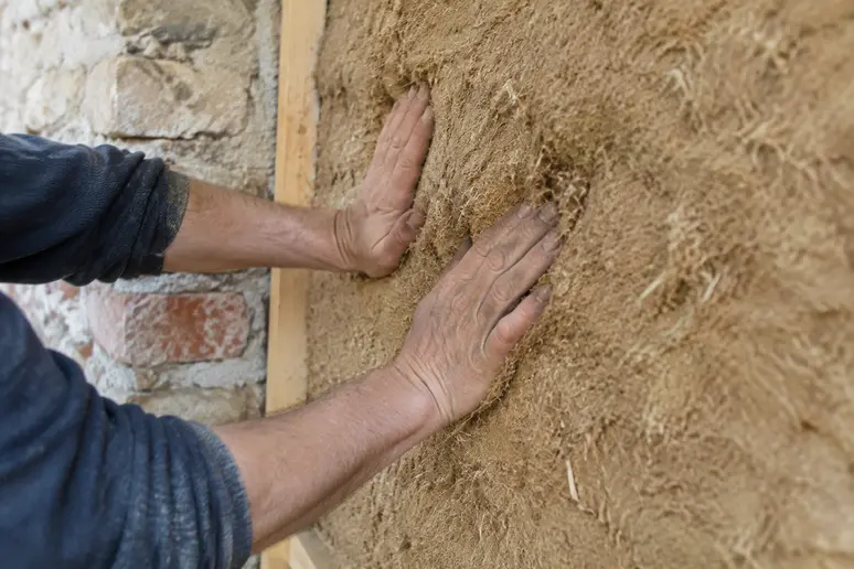 Application d'un isolant perspirant sur un mur ancien pour l'isolation thermique appartement ancien nice
