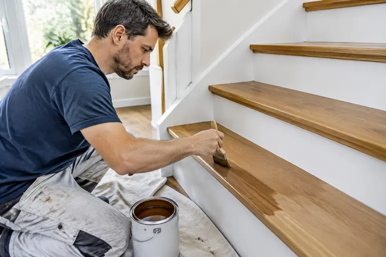 Application d'une peinture escalier bois adaptée aux marches et aux zones de passage répété