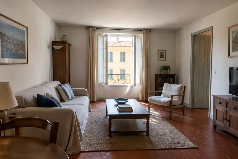 Pièce principale avec un plafond bas dans un appartement traditionnel niçois destiné à la location