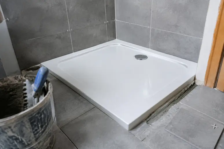 pose d'un receveur de douche standard lors de l'aménagement d'une salle de bain petite surface Nice