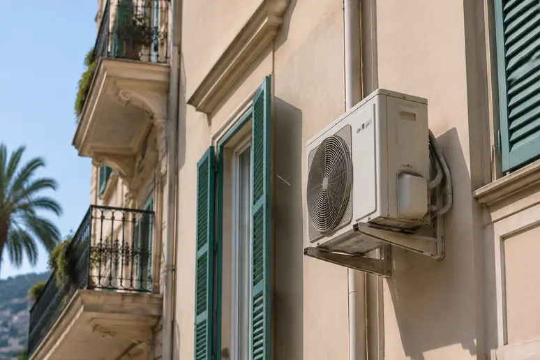 Unité de climatisation installée sur la façade d'un immeuble nécessitant l'accord de la copropriété.