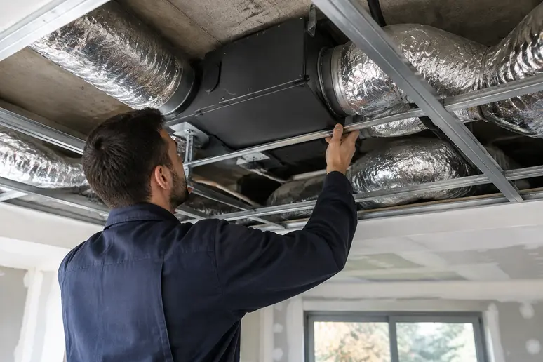 Vérification des gaines d'une installation de VMC simple flux dans un logement