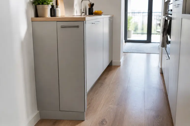 Meuble bas compact de profondeur 37 cm installé dans une petite cuisine pour préserver le passage